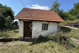 SEOSKO IMANJE S DVA POMOĆNA OBJEKTA I 3800M2 ZEMLJIŠTA, Gospić - Okolica, Ev