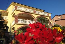 NOVI VINODOLSKI, pansionska kuća, 250m od mora, Novi Vinodolski, House