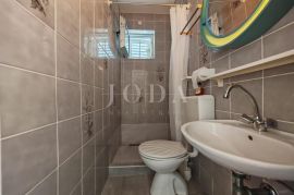 Apartmanska kuća 60m od mora, Crikvenica, House