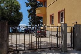 Zadar, Centar - Kolovare prekrasan stan prvi red do mora s garažom i parking mjestom NKP 135 m2, Zadar, Apartamento