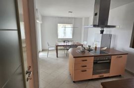 COSTABELLA, BIVIO- stan 1.kat 125m2 s bazenom i pogledom na more  + okućnica, Rijeka, Flat