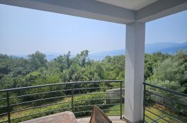 COSTABELLA, BIVIO- stan 1.kat 125m2 s bazenom i pogledom na more  + okućnica, Rijeka, Flat