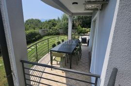 COSTABELLA, BIVIO- stan prizemlje 125m2 s bazenom i pogledom na more  + okućnica, Rijeka, Daire