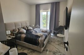 COSTABELLA, BIVIO- stan prizemlje 125m2 s bazenom i pogledom na more  + okućnica, Rijeka, Daire