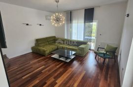 COSTABELLA, BIVIO- stan prizemlje 125m2 s bazenom i pogledom na more  + okućnica, Rijeka, Daire