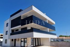 Moderan apartman s okućnicom, novogradnja, Krk, Διαμέρισμα