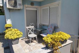 Kuća sa 6 apartmana i uhodanim turističkim najmom, Crikvenica, House