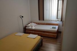 Kuća sa 6 apartmana i uhodanim turističkim najmom, Crikvenica, House