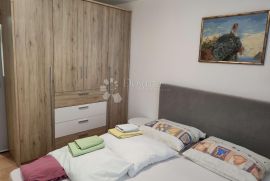 Kuća sa 6 apartmana i uhodanim turističkim najmom, Crikvenica, House