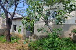 Klenovica, dvoetažni dio kuće na dobroj lokaciji, Novi Vinodolski, House