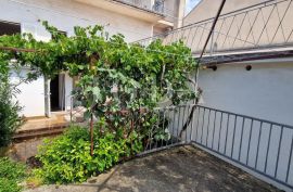 Klenovica, dvoetažni dio kuće na dobroj lokaciji, Novi Vinodolski, House