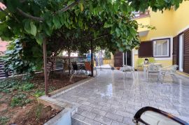 POREČ - APARTMANSKA KUĆA, 400m od PLAŽE I CENTRA, Poreč, Casa