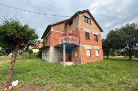 KUĆA 195M2+POSLOVNA ZGRADA 340M2+DRVENA KUĆA 45M2, Oroslavje, Ev