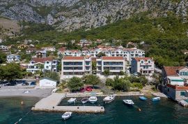 Stan u Risnu prvi red do mora, Kotor, Flat