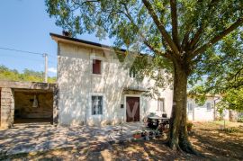 Kamena kuća okružena prirodom, okolica Kršana, Kršan, House