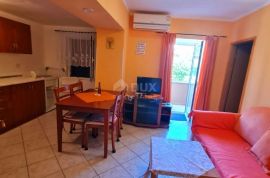 VELI LOŠINJ - apartmanska kuća sa lijepom okućnicom, Mali Lošinj, Famiglia