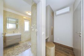 Moderna vila s bazenom, prvi red uz more!, Jasenice, بيت