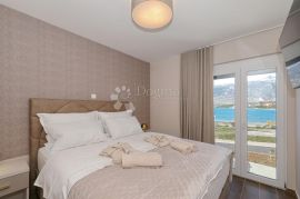 Moderna vila s bazenom, prvi red uz more!, Jasenice, بيت