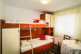 ROGOZNICA, kuća s tri apartmana i predivnim pogledom na more, Rogoznica, Haus