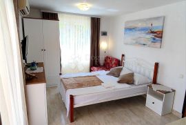 ROGOZNICA, kuća s tri apartmana i predivnim pogledom na more, Rogoznica, Haus