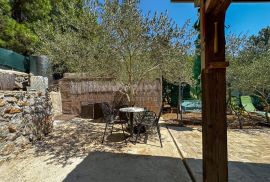 OTOK KRK, GRAD KRK (okolica) - MASLINIK, 1400 m2, sa pomoćnim objektom, samo 150 metara od mora, rijetkost u ponudi, jedinstvena prilika, sniženo!!!, Krk, Terrain