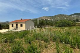 Građevinsko zemljište 2425 m2 sa postojećim objektom, Trogir - Okolica, Γη