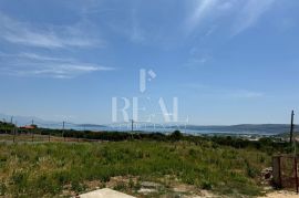 Građevinsko zemljište 2425 m2 sa postojećim objektom, Trogir - Okolica, Zemljište