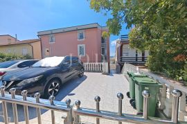 Dvosobni stan s parkingom 200m od mora, Crikvenica, Apartamento