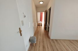 Dvosobni stan s parkingom 200m od mora, Crikvenica, Apartamento