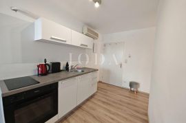 Dvosobni stan s parkingom 200m od mora, Crikvenica, Apartamento