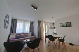 Dvosobni stan s parkingom 200m od mora, Crikvenica, Apartamento