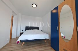 Dvosobni stan s parkingom 200m od mora, Crikvenica, Apartamento