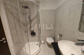 Dvosobni stan s parkingom 200m od mora, Crikvenica, Apartamento