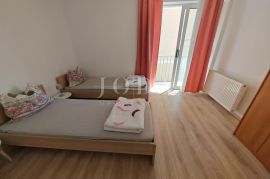 Dvosobni stan s parkingom 200m od mora, Crikvenica, Apartamento