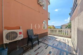 Dvosobni stan s parkingom 200m od mora, Crikvenica, Apartamento