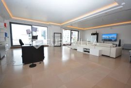 Zagreb, luksuzan, moderan, trosoban penthouse NKP 340 m2 + 3 GPM, Zagreb, Flat