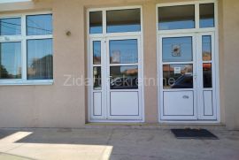 Zemun polje, Plavi horizonti, lokal 190m2, Zemun, Commercial property