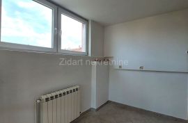 Voždovac-FON-Trosoban stan-renoviran i odmah useljiv, Voždovac, Appartement