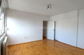 Voždovac-FON-Trosoban stan-renoviran i odmah useljiv, Voždovac, Apartamento