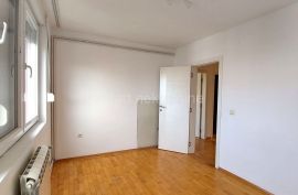 Voždovac-FON-Trosoban stan-renoviran i odmah useljiv, Voždovac, Apartamento