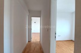 Voždovac-FON-Trosoban stan-renoviran i odmah useljiv, Voždovac, Appartement