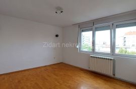 Voždovac-FON-Trosoban stan-renoviran i odmah useljiv, Voždovac, Apartamento