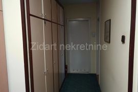 Povoljno lep stan u Zemunu, Zemun, Flat