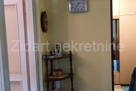 Povoljno lep stan u Zemunu, Zemun, Apartamento