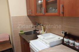 Povoljno lep stan u Zemunu, Zemun, Apartamento