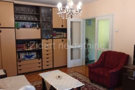 Povoljno lep stan u Zemunu, Zemun, Flat