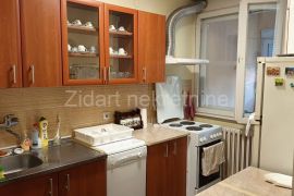 Povoljno lep stan u Zemunu, Zemun, Flat