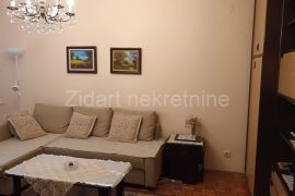 Povoljno lep stan u Zemunu, Zemun, Appartement