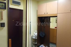 Povoljno lep stan u Zemunu, Zemun, Flat