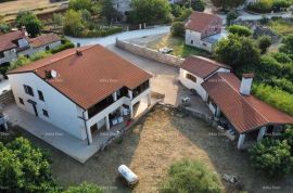 Kuća Prodaje se  kuća 420m2 sa tri stana,  Umag, Umag, House